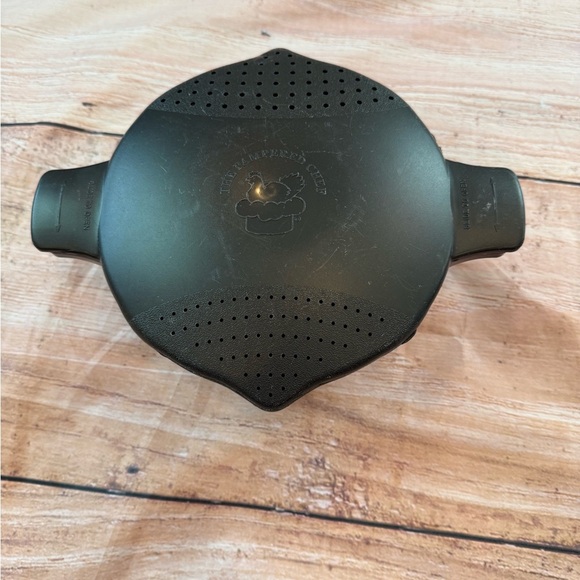 Pampered Chef Black Micro Cooker Large Microwave Steamer Strainer 2 Quart READ - Picture 1 of 4